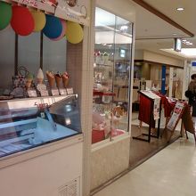 お店の脇のソフトクリーム用の窓口です。