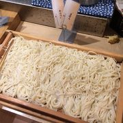 うどんが用意されているので、天ぷら野菜と一緒に食べると更に、おいしく食べる事ができます。おすすめは、自分好みの野菜天ぷらをトッピングして、うどんにする事ですかね