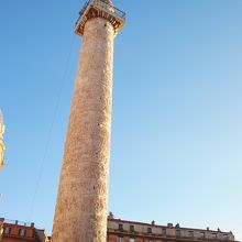 高さ４０ｍ。１９の大理石ブロックを積み重ねているようです。