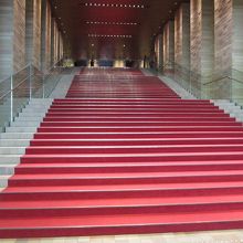 ホールロビーまでの階段