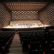 開演を待つ客席