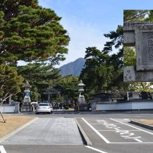 道路も駐車場も広くて便利です。