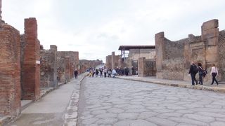 歩道と車道が分離されているポンペイの大通り