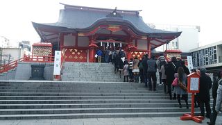鮮やかな朱色の社殿が印象深い歴史ある神社