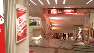 新宿駅直結の利便性が高い地下街はバーゲンセール中でした。