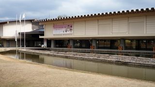 正倉院展を毎秋に開催しています