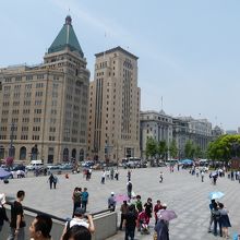 右側の木の前にあるのが「陳毅像」