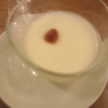 杏仁豆腐￥２７０　スプーンがプラスチックなのが残念すぎ。。