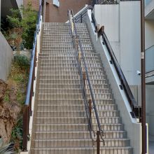 坂の下から見上げた眺め