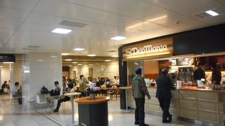 すぐそばにフリーコーナーがあり便利