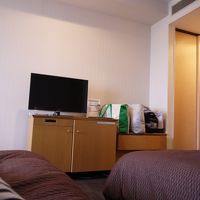 テレビとベッド。なかなか広くてよかったです。