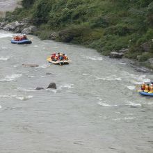 荒川の急流を楽しむラフティング。