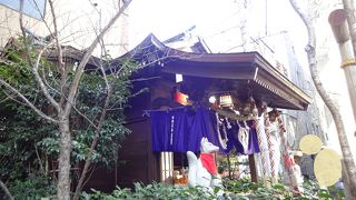 街中の小さな神社ですが、「日本橋七福神」の一つ。