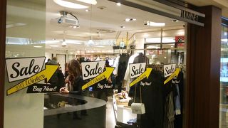 セレクトショップの他にも、本屋やレストラン等もある商業施設