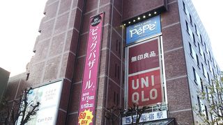 UNIQLO、100円ショップ、無印良品、ABCマート等のお店が入っている西武新宿駅直結の商業施設