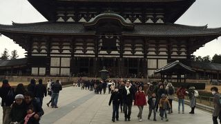 雪がちらつく東大寺へ