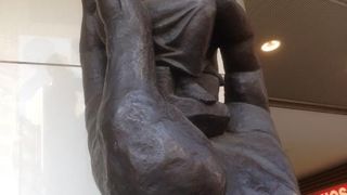 いつも何気なく通り過ぎているけれど、時間をかけて鑑賞すると、その価値が滲んでくる像。