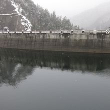 ダムの雪景色