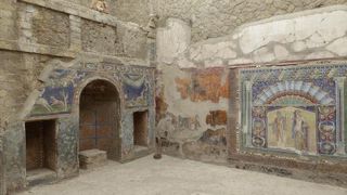 美しい色合いの壁画とモザイクは素晴らしい