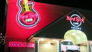 赤いギターとアメ車のテール