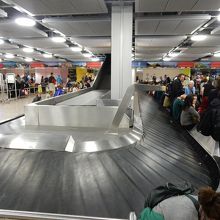 荷物が全く出てこなくて、あきれる人々