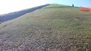 大きな丘のある地元向け公園