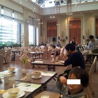 朝ごはんのようす。開放的な空間で豊富なメニューを楽しめます