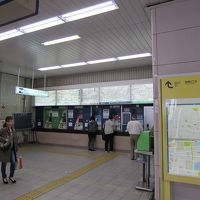 綾瀬駅。右側がメトロ、左側がＪＲの券売機。改札は一緒。