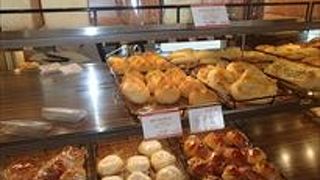 Wチーズフランスですこのパンは、２種類のナチュラルチーズを練り込んでパリッと焼き上げたパンとなっています。