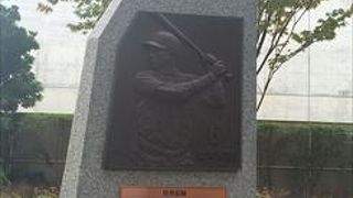 周りには、過去、活躍した選手達の銅像が有ります。この銅像を前で、写真を撮影する事をお勧めします。