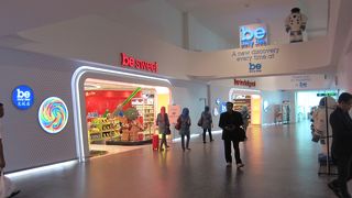 買い物は2回目の手荷物検査前に、飲み物は2回目の手荷物検査後に！