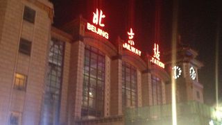 中国の首都である北京駅のファサード