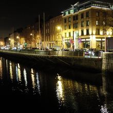 ミレニアム橋から見たリフィ川北岸夜景