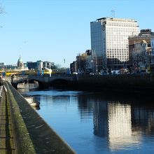 リフィ川北岸から見た下流のオコンネル橋方向。