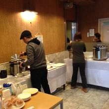 朝食サービスの様子。朝カレー美味かった