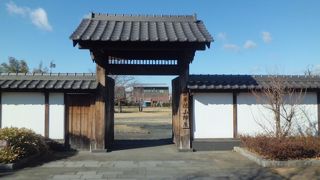住宅街にある陣屋跡　門と案内板で陣屋跡とわかります