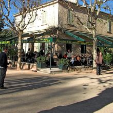 有名な　Cafe de la Placeの先
