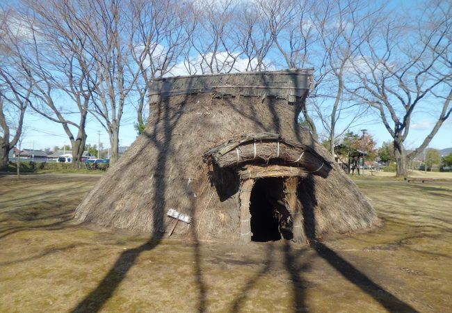 竪穴式住居が６つ再現されています