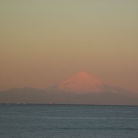 部屋の窓から　夕日も綺麗で　朝焼けの富士も見えたが。