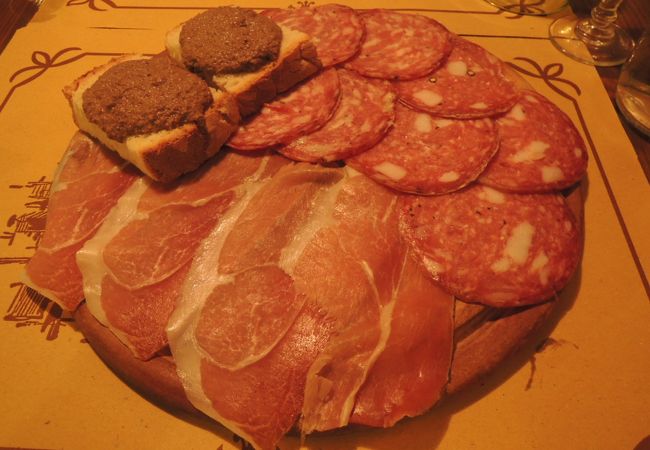 中央市場の近く、地元の人が多いお店。お薦めは…