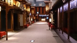 和風な雰囲気のターミナル内の商業施設