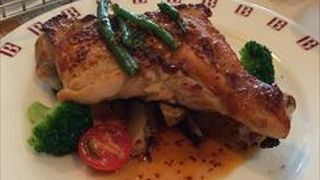 ローストチキンのハニーマスタードです。分厚いチキンをベースにソースがハニーマスタードが掛かっているので、パンとの相性が抜群なそんな一品です。