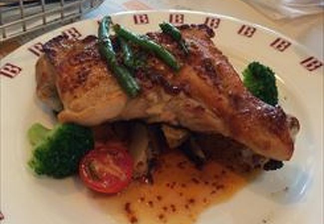 ローストチキンのハニーマスタードです。分厚いチキンをベースにソースがハニーマスタードが掛かっているので、パンとの相性が抜群なそんな一品です。