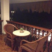 入口ドアの外にあるテラス席