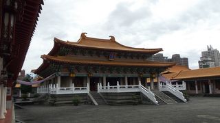 町中にある大きな廟