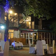 屋外テーブル席はゆったりした配置でくつろげます