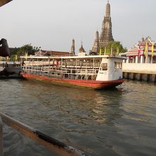 ワットアルンへ向かう船着場にて。