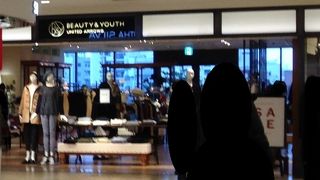 シンプルだけどちょっとひねってあるおしゃれなお洋服のお店