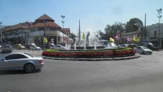 バスターミナル行きのソンテウが出る