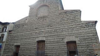 未完成の外観と壮麗な内部。残念ながら…